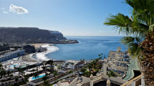 Blick von der Terrasse auf den Strand von Play del Cura, Gran Canaria